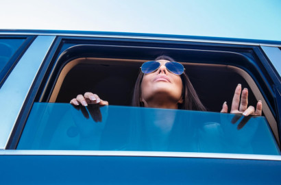 Стеклоподъемник медленно поднимает стекло