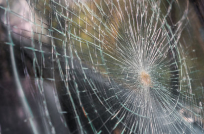 Что делать если лобовое стекло треснуло в дороге?