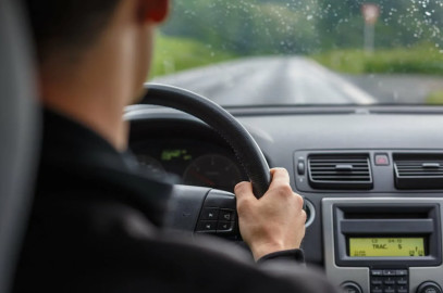 Руль не возвращается после поворота: кто виноват и что делать?